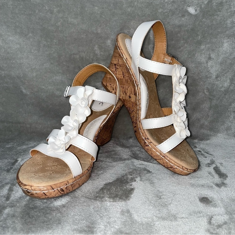 b.o.c. Evita Strappy Wedge Sandal White Floral T-Strap Buckle Closure Size 8